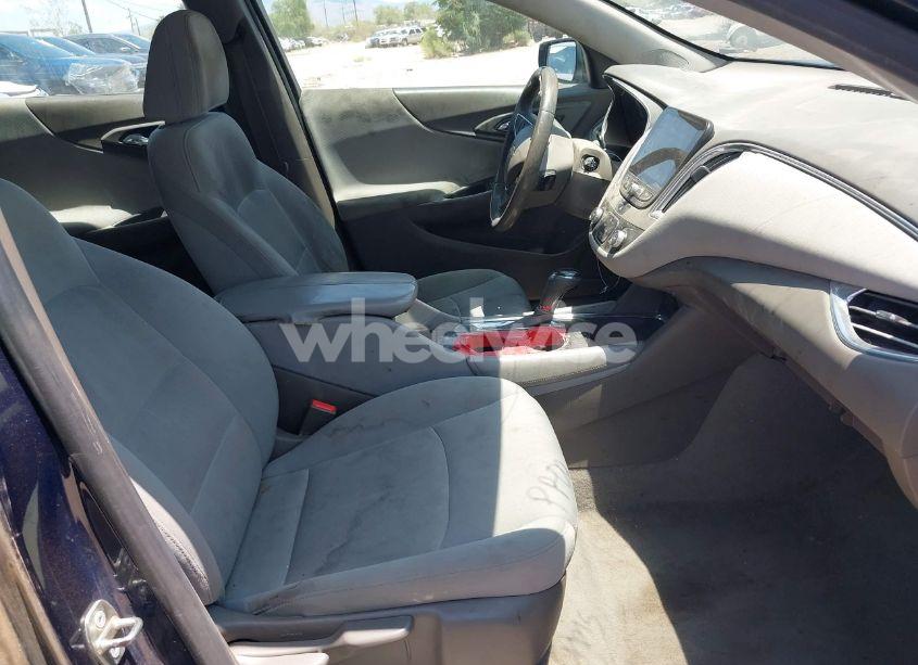 Photo 5 of 2018 Chevrolet Malibu LT (VIN 1G1ZD5ST0JF171421)