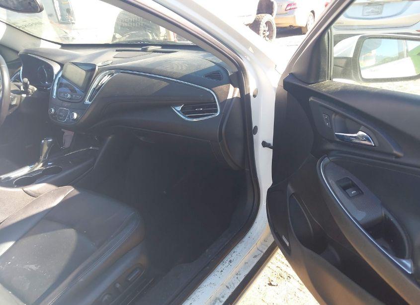 Photo 5 of 2018 Chevrolet Malibu LT (VIN 1G1ZD5ST0JF178398)