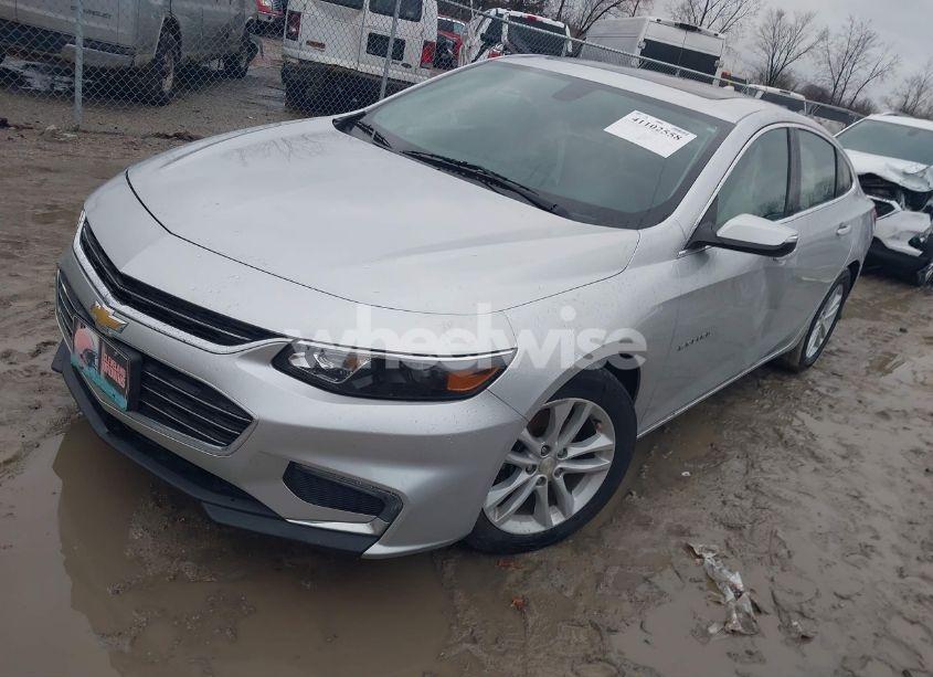 Photo 2 of 2018 Chevrolet Malibu LT (VIN 1G1ZD5ST0JF179096)