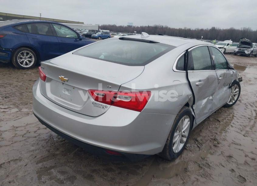 Photo 4 of 2018 Chevrolet Malibu LT (VIN 1G1ZD5ST0JF179096)