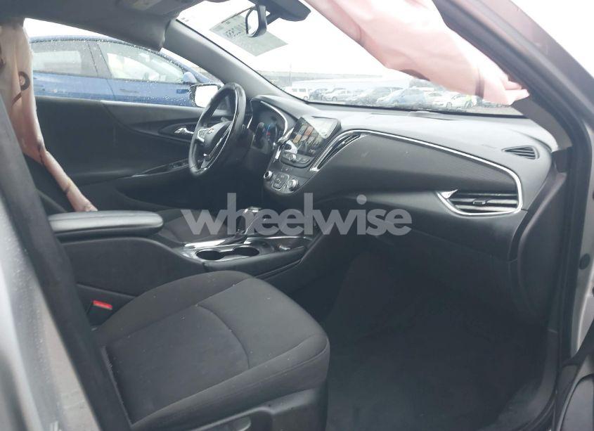 Photo 5 of 2018 Chevrolet Malibu LT (VIN 1G1ZD5ST0JF179096)