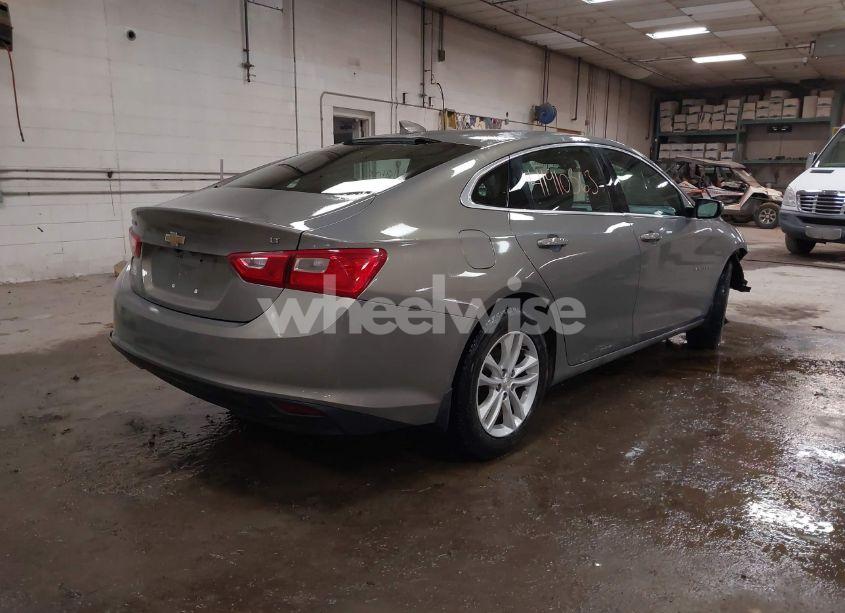 Photo 4 of 2018 Chevrolet Malibu LT (VIN 1G1ZD5ST0JF185111)