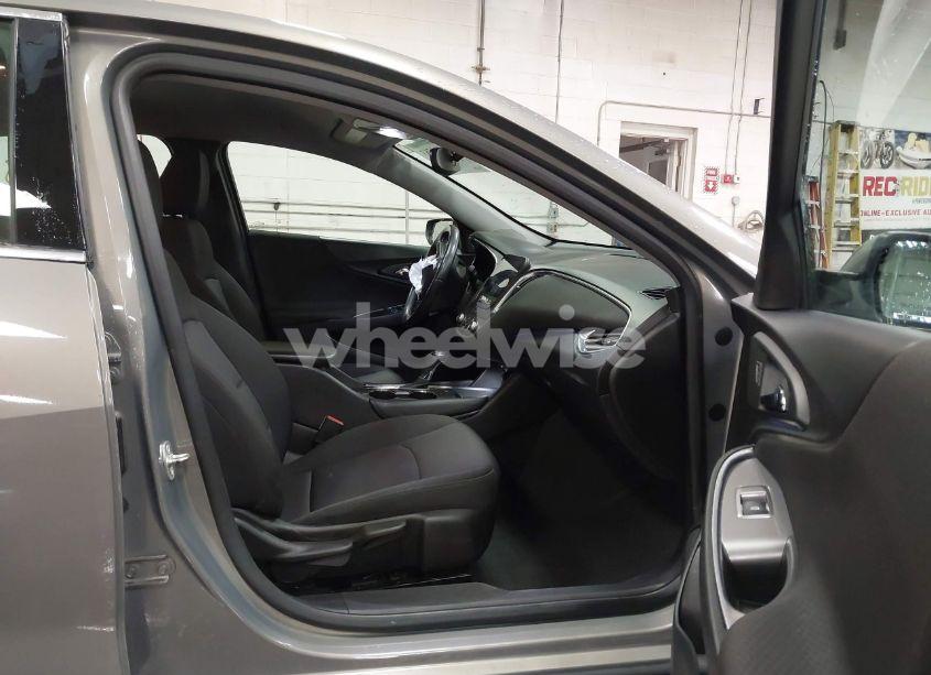 Photo 5 of 2018 Chevrolet Malibu LT (VIN 1G1ZD5ST0JF185111)