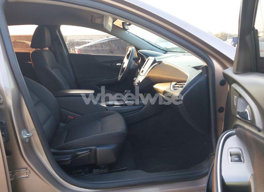 Photo 5 of 2018 Chevrolet Malibu LT (VIN 1G1ZD5ST0JF192933)