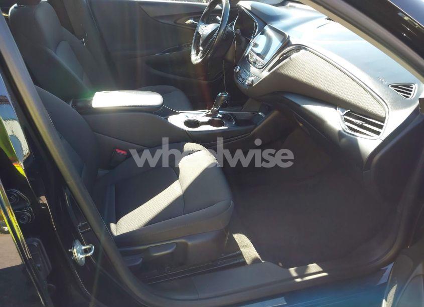 Photo 5 of 2018 Chevrolet Malibu LT (VIN 1G1ZD5ST0JF207009)