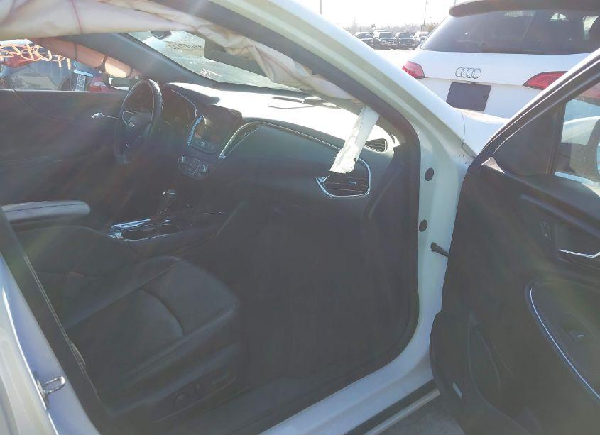 Photo 5 of 2018 Chevrolet Malibu LT (VIN 1G1ZD5ST0JF223338)