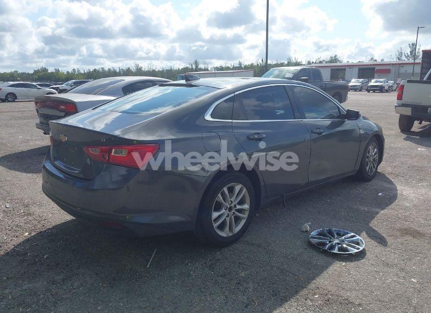 Photo 4 of 2018 Chevrolet Malibu LT (VIN 1G1ZD5ST0JF234985)