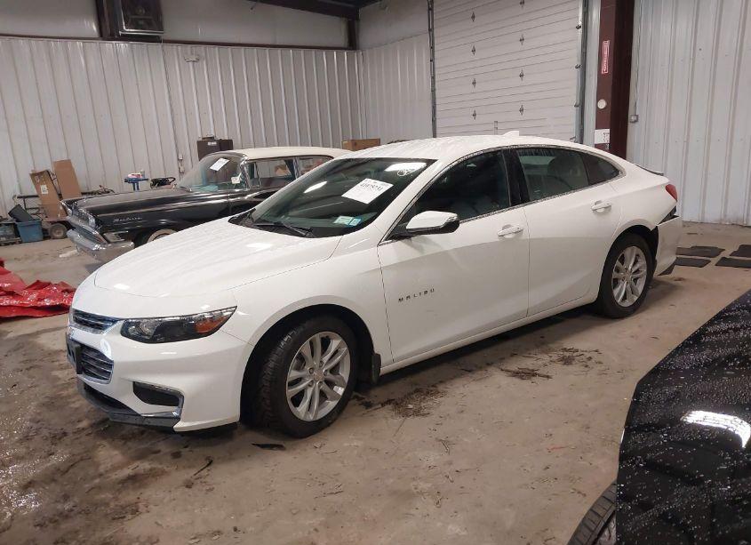 Photo 2 of 2018 Chevrolet Malibu LT (VIN 1G1ZD5ST0JF242391)