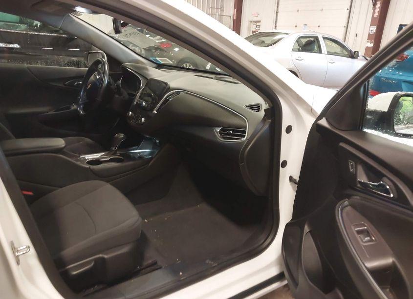 Photo 5 of 2018 Chevrolet Malibu LT (VIN 1G1ZD5ST0JF242391)