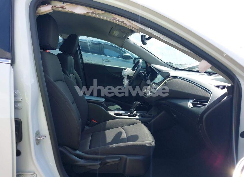 Photo 5 of 2018 Chevrolet Malibu LT (VIN 1G1ZD5ST0JF245789)