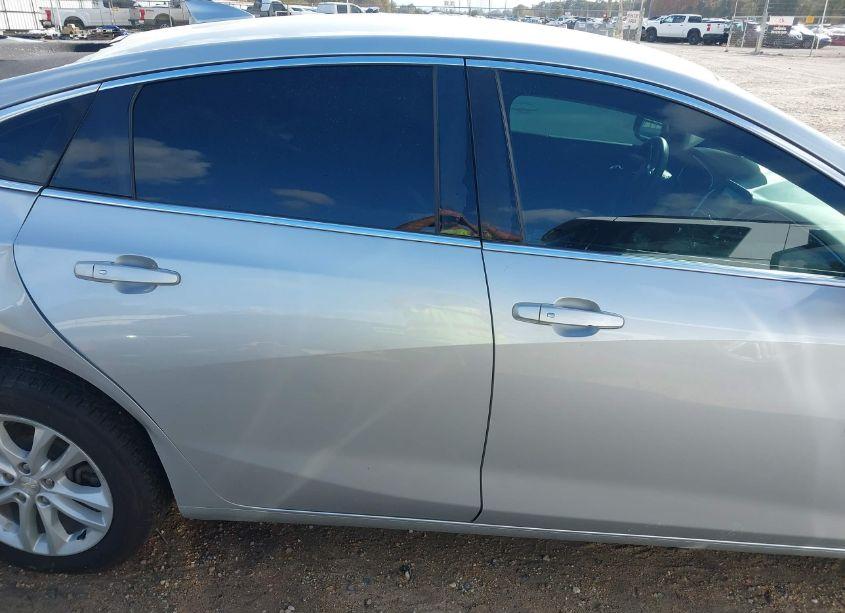 Photo 13 of 2018 Chevrolet Malibu LT (VIN 1G1ZD5ST0JF250765)