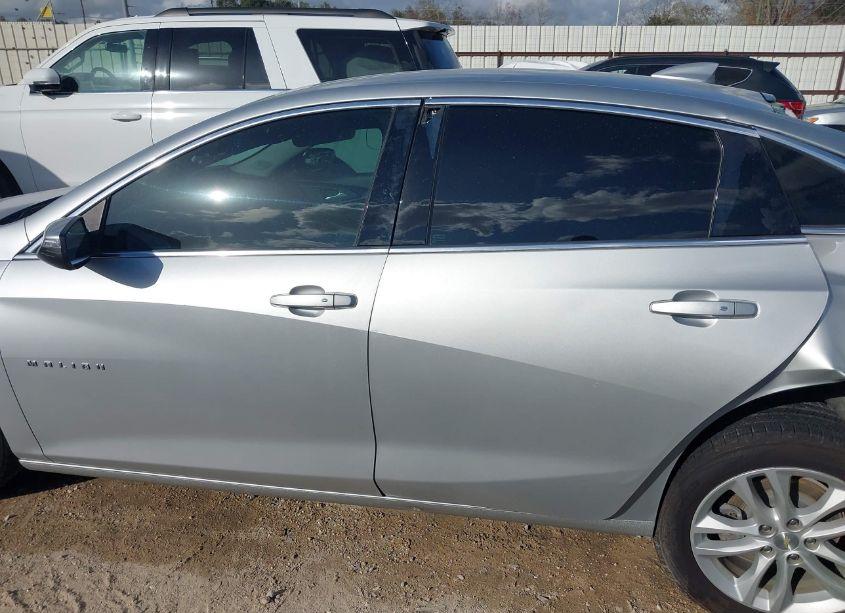 Photo 14 of 2018 Chevrolet Malibu LT (VIN 1G1ZD5ST0JF250765)