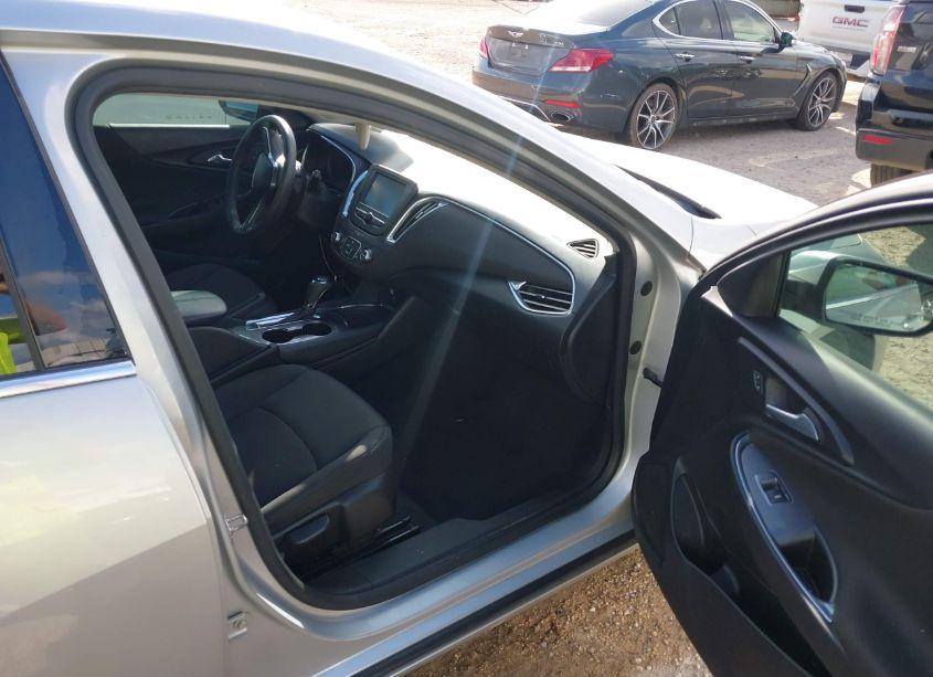 Photo 5 of 2018 Chevrolet Malibu LT (VIN 1G1ZD5ST0JF250765)