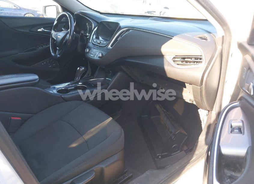 Photo 5 of 2018 Chevrolet Malibu LT (VIN 1G1ZD5ST0JF253410)