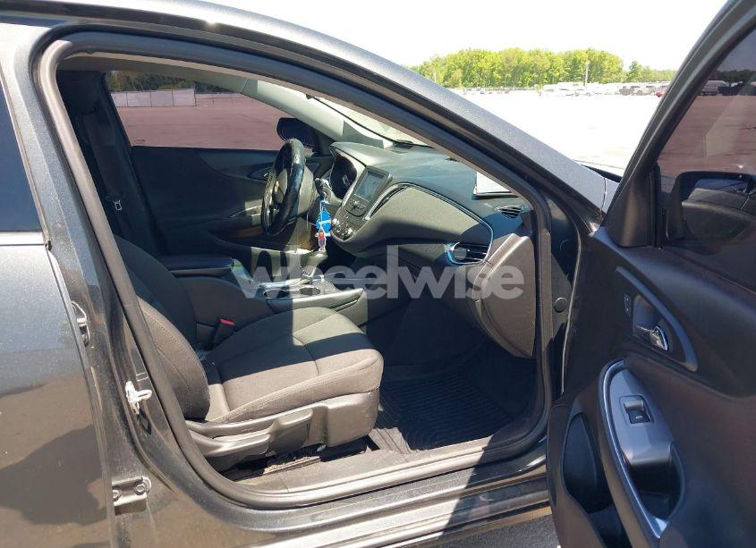 Photo 5 of 2018 Chevrolet Malibu LT (VIN 1G1ZD5ST0JF255108)