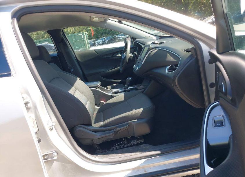 Photo 5 of 2018 Chevrolet Malibu LT (VIN 1G1ZD5ST0JF269610)