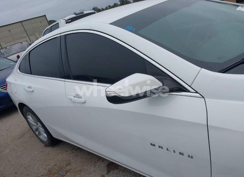 Photo 13 of 2018 Chevrolet Malibu LT (VIN 1G1ZD5ST0JF274581)