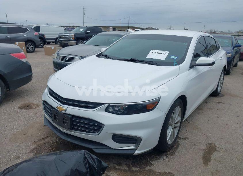 Photo 2 of 2018 Chevrolet Malibu LT (VIN 1G1ZD5ST0JF274581)