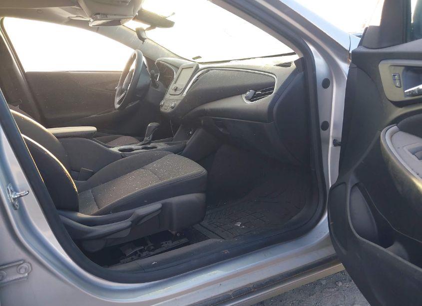 Photo 5 of 2018 Chevrolet Malibu LT (VIN 1G1ZD5ST0JF275147)