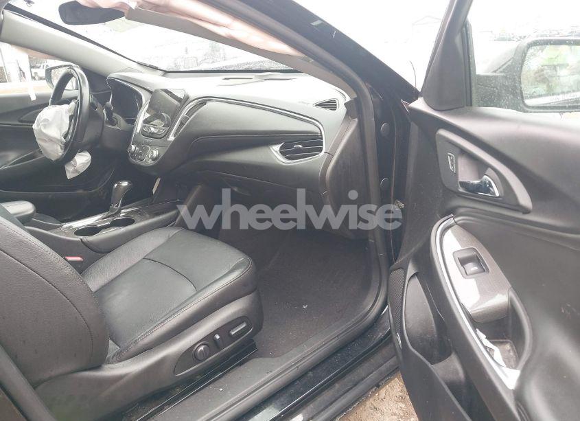 Photo 5 of 2018 Chevrolet Malibu LT (VIN 1G1ZD5ST0JF279201)