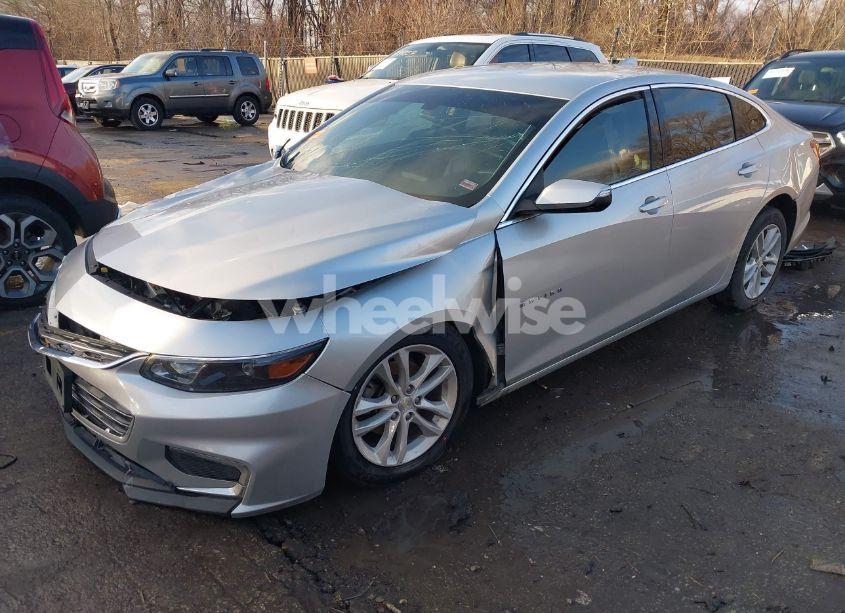 Photo 2 of 2018 Chevrolet Malibu LT (VIN 1G1ZD5ST0JF280137)