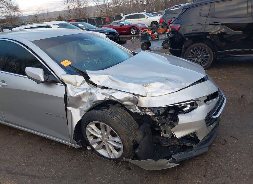 Photo 6 of 2018 Chevrolet Malibu LT (VIN 1G1ZD5ST0JF280137)