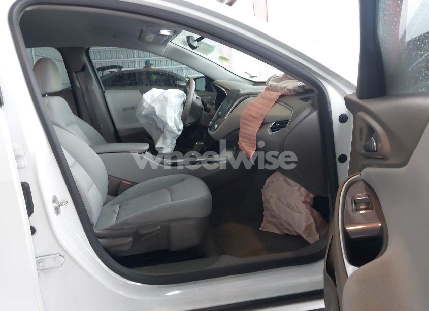 Photo 5 of 2019 Chevrolet Malibu LT (VIN 1G1ZD5ST0KF105517)