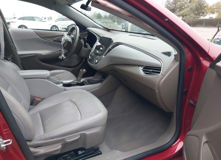 Photo 5 of 2019 Chevrolet Malibu LT (VIN 1G1ZD5ST0KF116744)