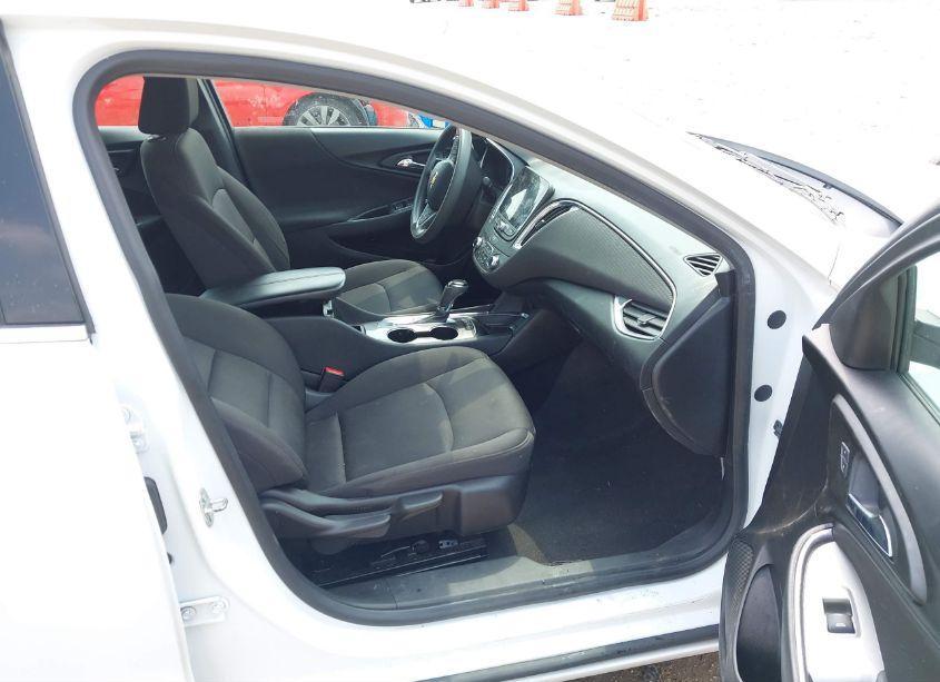 Photo 5 of 2019 Chevrolet Malibu LT (VIN 1G1ZD5ST0KF126061)