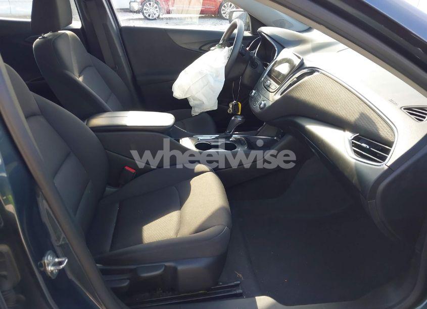 Photo 5 of 2019 Chevrolet Malibu LT (VIN 1G1ZD5ST0KF140137)