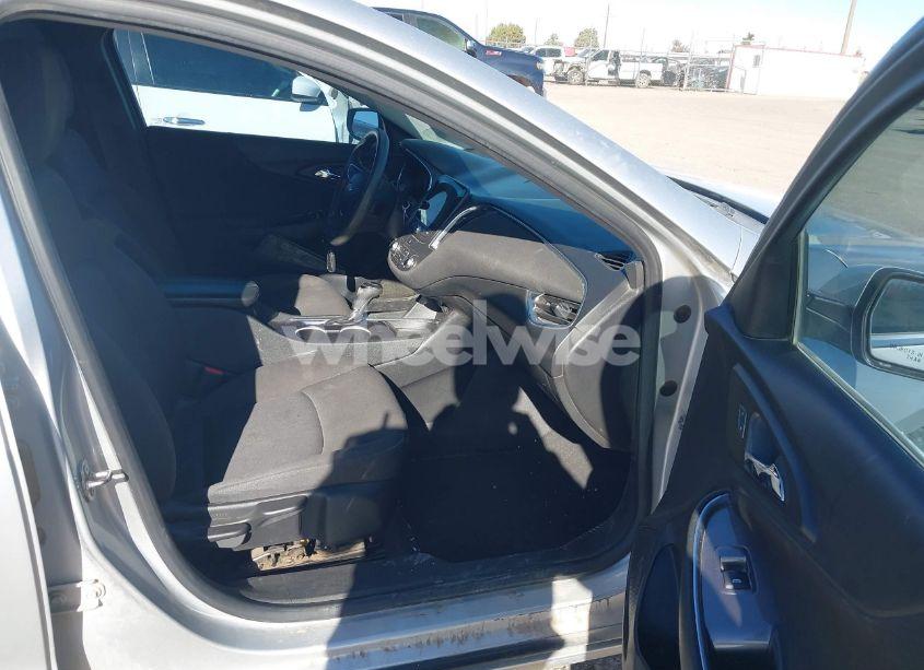 Photo 5 of 2019 Chevrolet Malibu LT (VIN 1G1ZD5ST0KF173011)