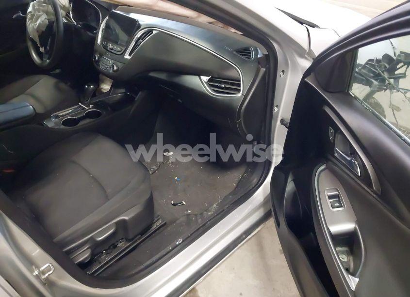 Photo 5 of 2020 Chevrolet Malibu FWD LT (VIN 1G1ZD5ST0LF000980)