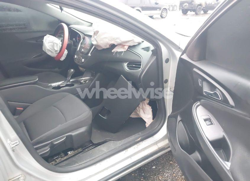 Photo 5 of 2020 Chevrolet Malibu FWD LT (VIN 1G1ZD5ST0LF001255)