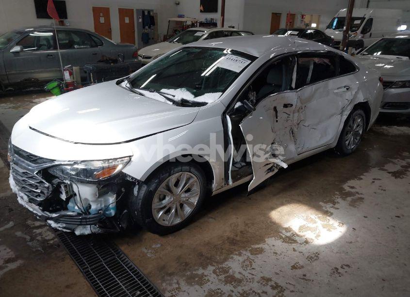 Photo 2 of 2020 Chevrolet Malibu FWD LT (VIN 1G1ZD5ST0LF077400)