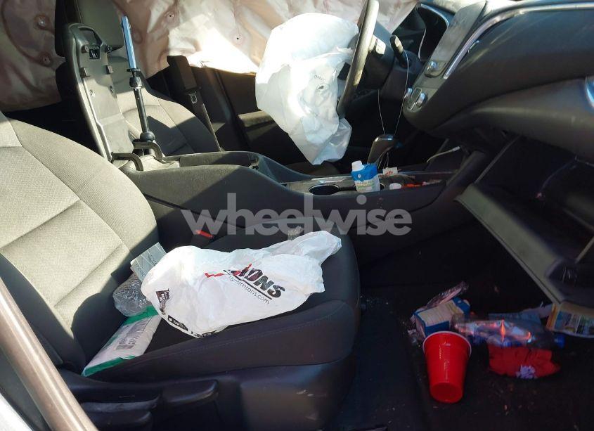 Photo 5 of 2020 Chevrolet Malibu FWD LT (VIN 1G1ZD5ST0LF095637)