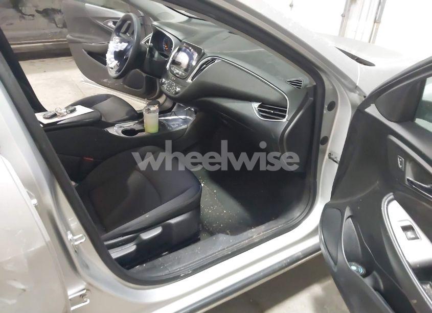 Photo 5 of 2021 Chevrolet Malibu FWD LT (VIN 1G1ZD5ST0MF060923)