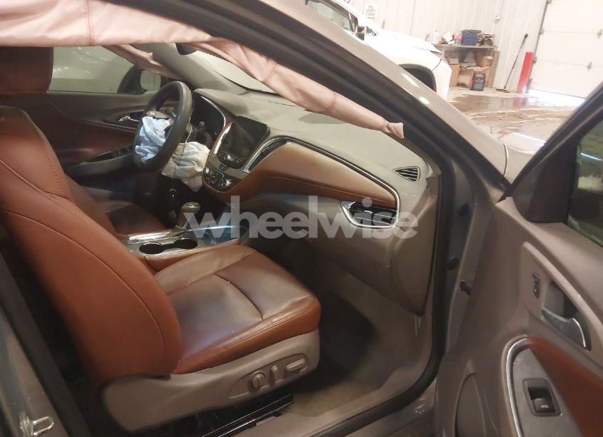 Photo 5 of 2018 Chevrolet Malibu LT (VIN 1G1ZD5ST1JF100020)