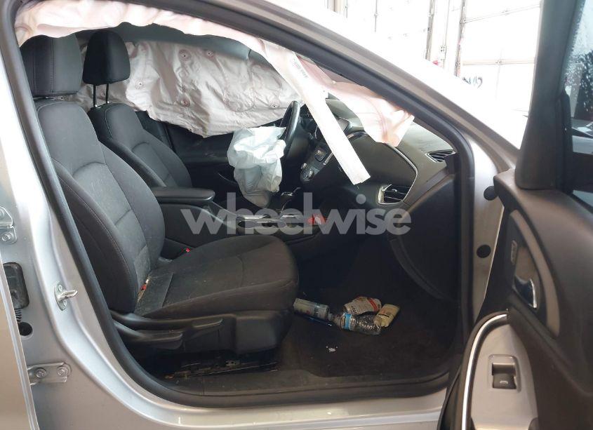 Photo 5 of 2018 Chevrolet Malibu LT (VIN 1G1ZD5ST1JF103953)