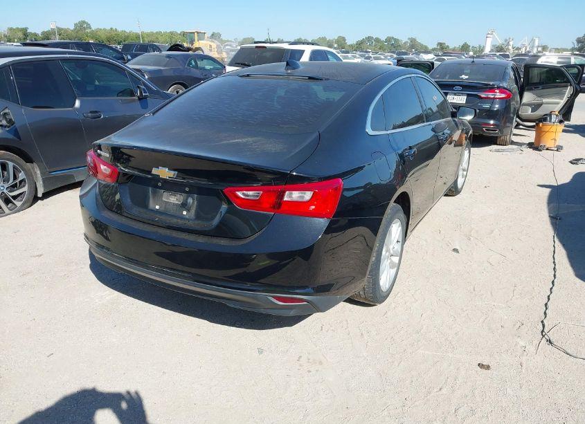 Photo 4 of 2018 Chevrolet Malibu LT (VIN 1G1ZD5ST1JF113057)