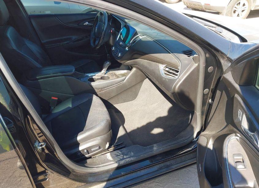 Photo 5 of 2018 Chevrolet Malibu LT (VIN 1G1ZD5ST1JF113057)