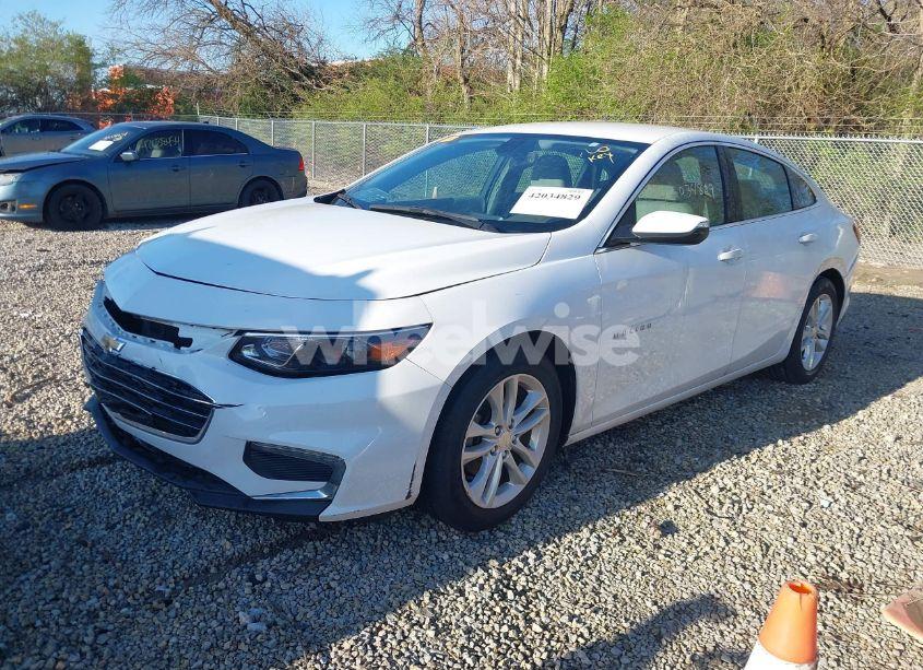 Photo 2 of 2018 Chevrolet Malibu LT (VIN 1G1ZD5ST1JF114094)