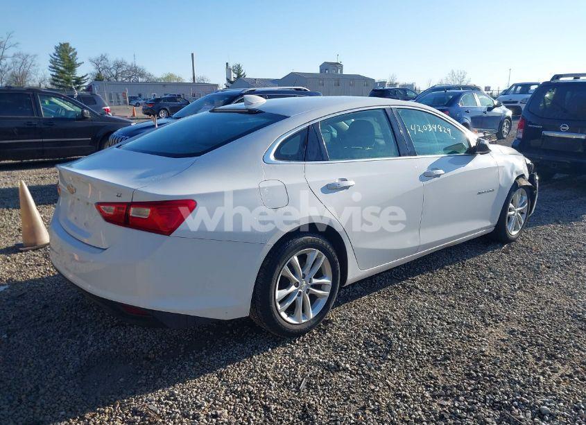 Photo 4 of 2018 Chevrolet Malibu LT (VIN 1G1ZD5ST1JF114094)