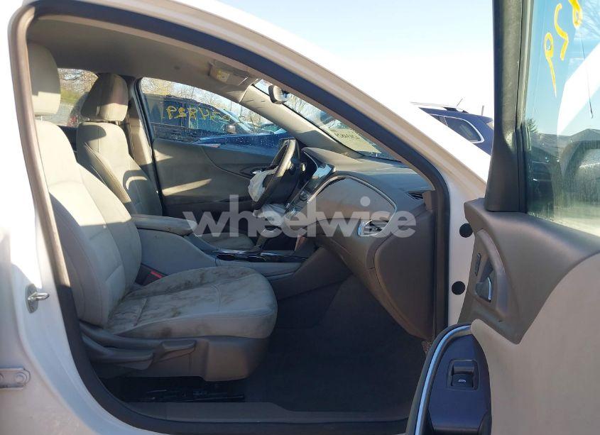 Photo 5 of 2018 Chevrolet Malibu LT (VIN 1G1ZD5ST1JF114094)