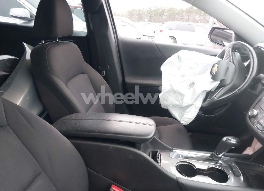 Photo 5 of 2018 Chevrolet Malibu LT (VIN 1G1ZD5ST1JF155812)