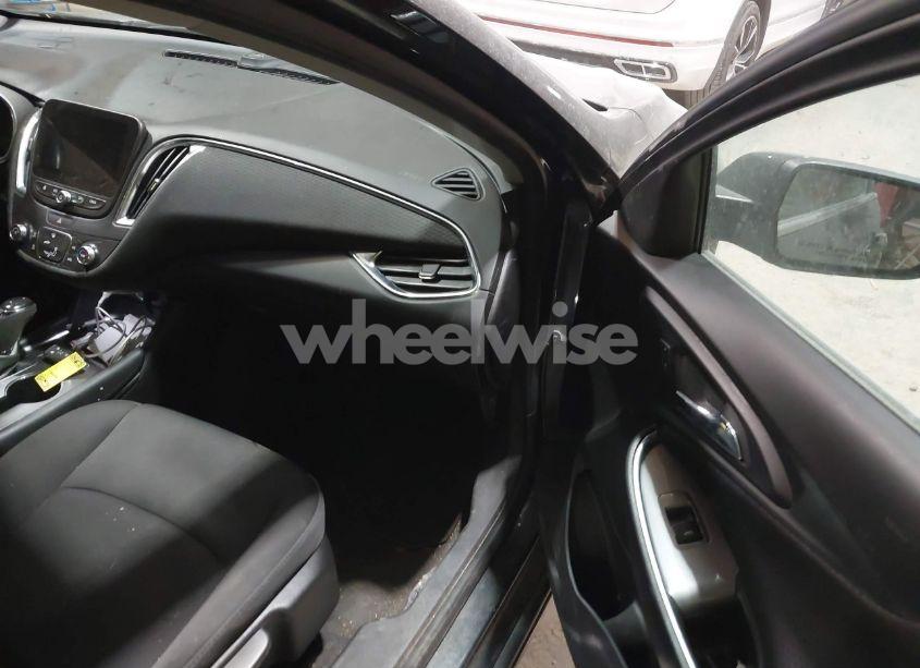 Photo 5 of 2018 Chevrolet Malibu LT (VIN 1G1ZD5ST1JF163506)