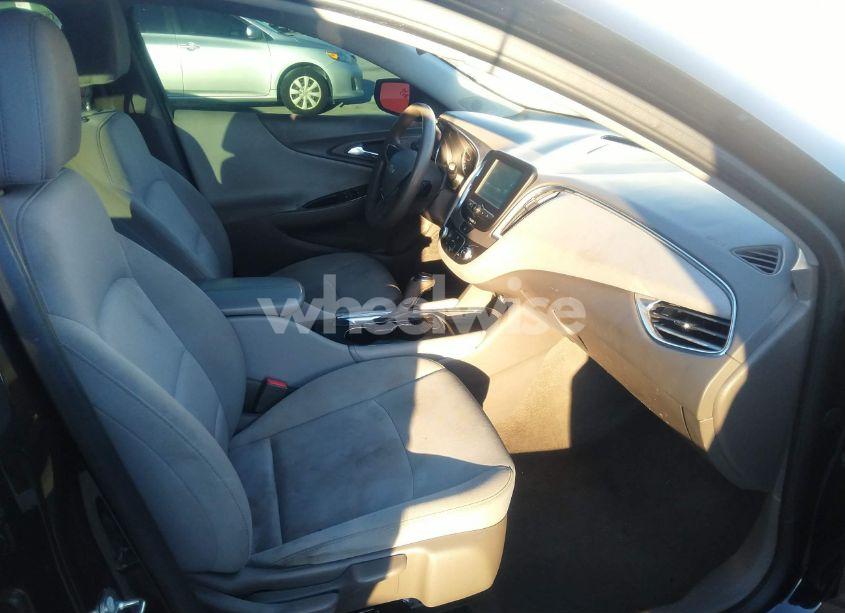 Photo 5 of 2018 Chevrolet Malibu LT (VIN 1G1ZD5ST1JF170813)