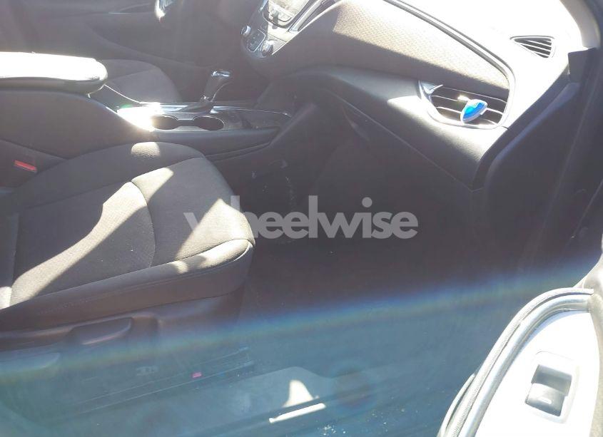 Photo 5 of 2018 Chevrolet Malibu LT (VIN 1G1ZD5ST1JF191483)