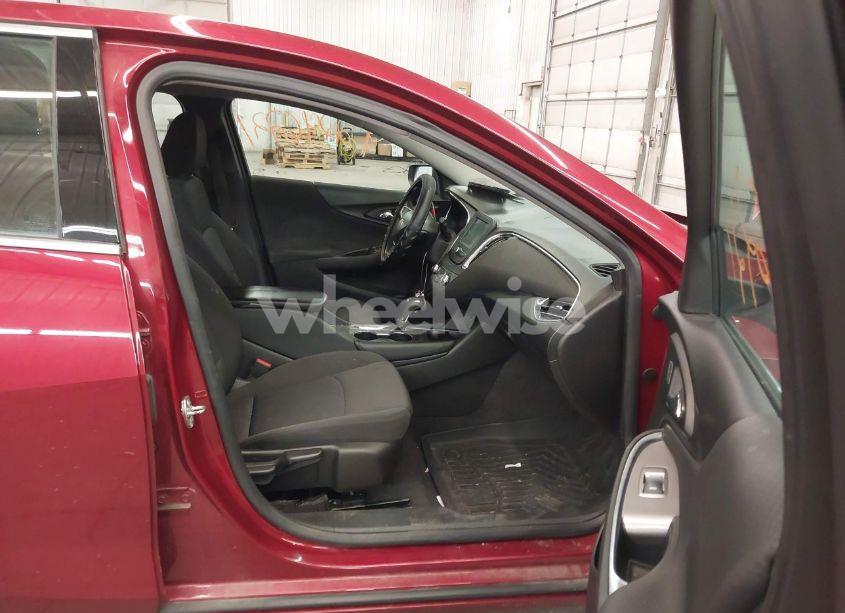 Photo 5 of 2018 Chevrolet Malibu LT (VIN 1G1ZD5ST1JF194660)