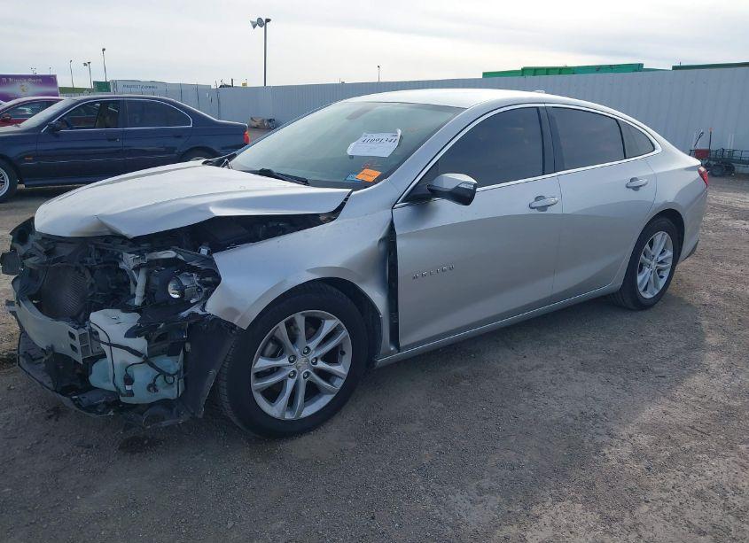 Photo 2 of 2018 Chevrolet Malibu LT (VIN 1G1ZD5ST1JF195274)