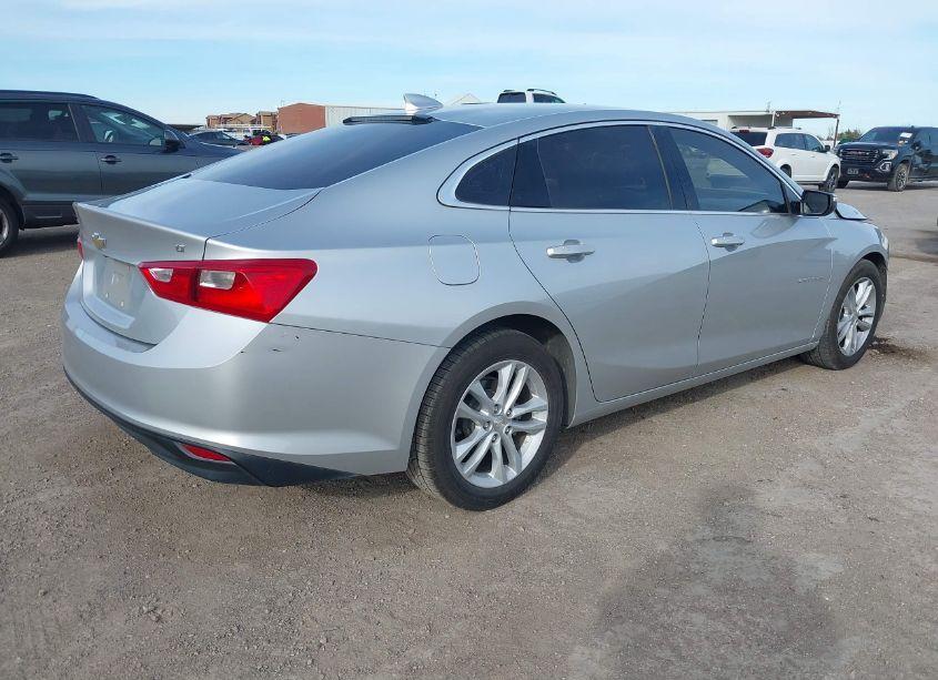 Photo 4 of 2018 Chevrolet Malibu LT (VIN 1G1ZD5ST1JF195274)